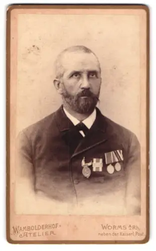 Fotografie F. Winguth, Worms a. Rh., Mann im Anzug mit Orden und Gefechtsspange