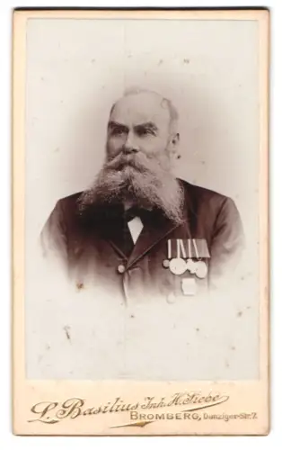 Fotografie L. Basilius, Bromberg, älterer Herr mit Orden und Gefechtsspange an der Brust