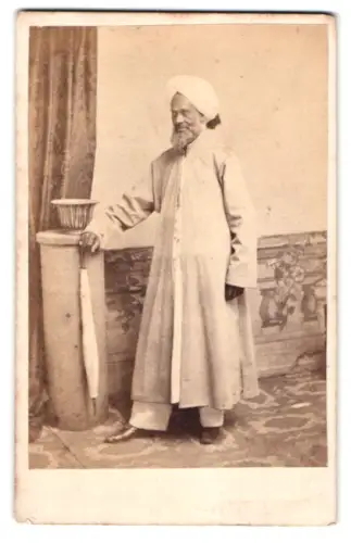Fotografie Inder einer höheren Kaste im Kurtas mit Turban und Schirm