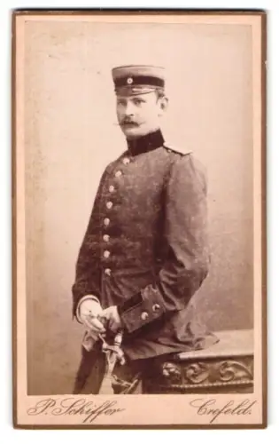 Fotografie P. Schiffer, Crefeld, Portrait Freiherr Ernst von Wangenheim in Uniform mit Säbel