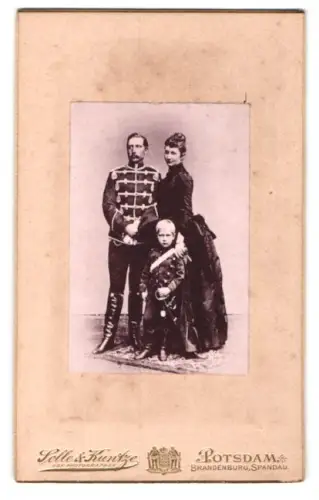 Fotografie Selle & Kuntze, Potsdam, Kaiser Wilhelm II. mit Frau Auguste Victoria und ihrem Sohn
