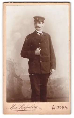 Fotografie Max Reifenberg, Altona, Portrait Hamburger Binneschiffer in Uniform mit Schirmmütze