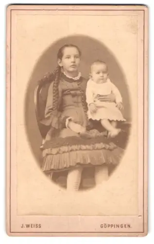 Fotografie J. Weiss, Göppingen, junges Mädchen mit langem geflochtenen Zopf