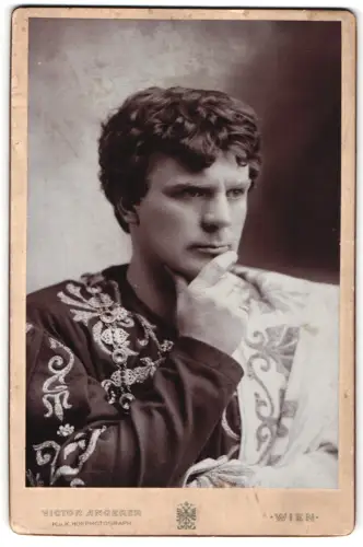 Fotografie Victor Angerer, Wien, Portrait Schauspieler Ernst Hartmann in nachdenklicher Pose