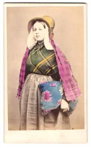 Fotografie junge Frau in Tracht Flandern, Handkoloriert