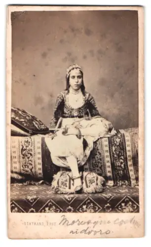 Fotografie Bertrand, Alger, junge Araberin in Tracht mit Fussringen