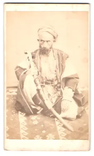 Fotografie Portrait Scheich Rashid Ariqa aus Abu Dis, Scheich von Bethlehem mit Scimitar / Krummsäbel
