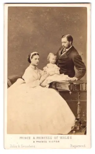 Fotografie Hills & Saunders, Eton, König Edward VII. von Grossbritannien mit Prinzessin Alexandra von Dänemark
