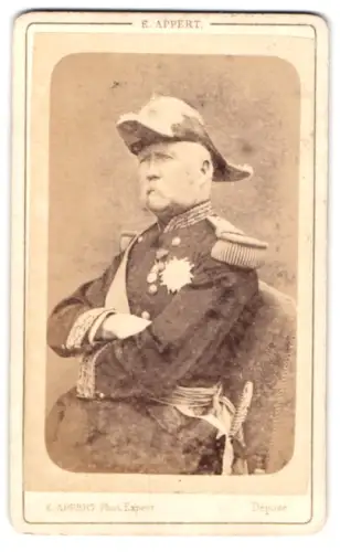 Fotografie E. Appert, Paris, Portrait General Patrice de Mac-Mahon in Uniform mit Orden und Zweispitz