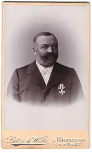 Fotografie Lutze & Witte, Magdeburg, Herr in Zivil mit Verdienstorden an der Brust