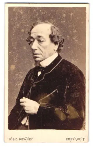 Fotografie W. & D. Downey, Newcastle on Tyne, Benjamin Disraeli, 1. Earl of Beaconsfield, britischer Premierminister