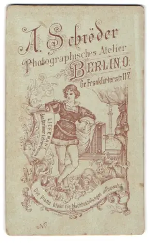Fotografie A. Schröder, Berlin, Fotograf lehnt an einer Plattenkamera