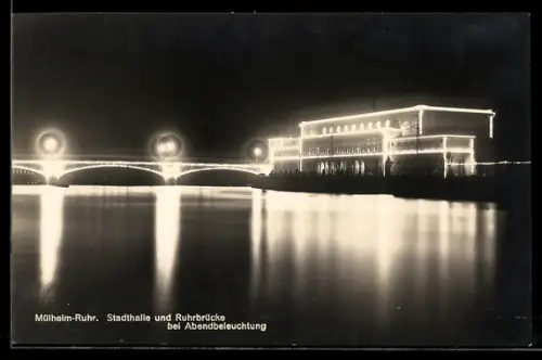 AK Mülheim-Ruhr, Stadthalle und Ruhrbrücke bei Abendbeleuchtung