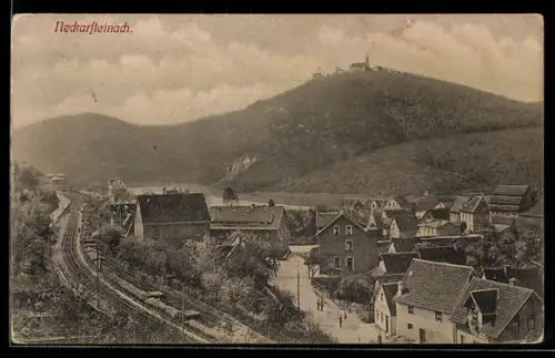 AK Neckarsteinach, Ortsansicht mit Eisenbahnlinie und Burg auf dem Berg