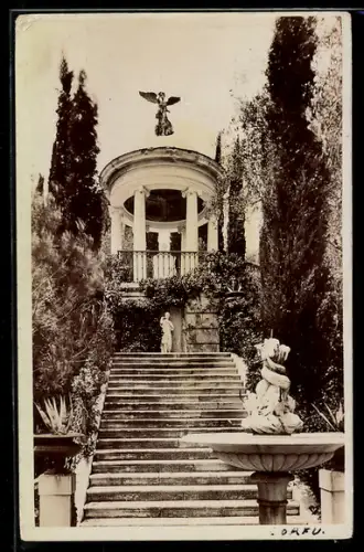 AK Corfu, Treppenaufgang mit Tempel, Brunnen und Statue
