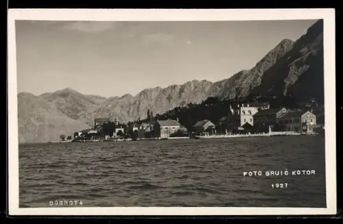 AK Dobrota, Küstenansicht mit Bergen