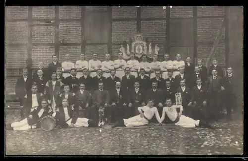 Foto-AK Turner vor Wappen mit Turnerkreuz