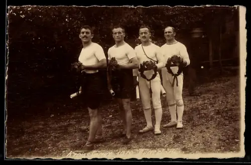 Foto-AK Turner mit Siegerkränzen