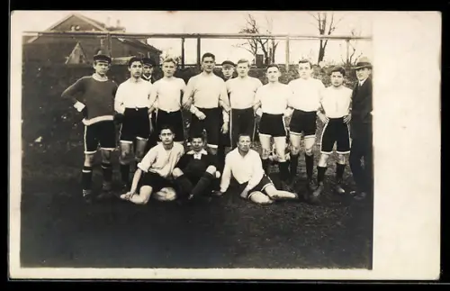 Foto-AK Gruppenbild einer Fussball-Mannschaft