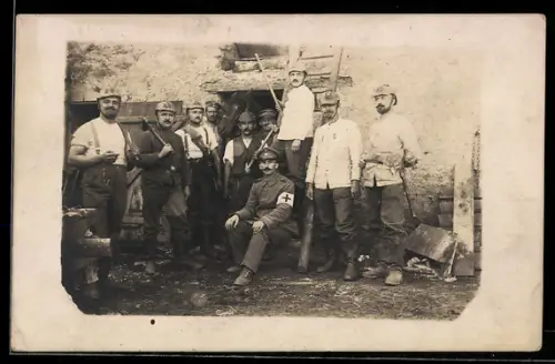 Foto-AK Sanitäter mit Soldaten, Rotes Kreuz