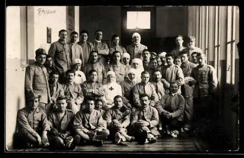 Foto-AK Verwundete mit Schwestern im Lazarett, Rotes Kreuz