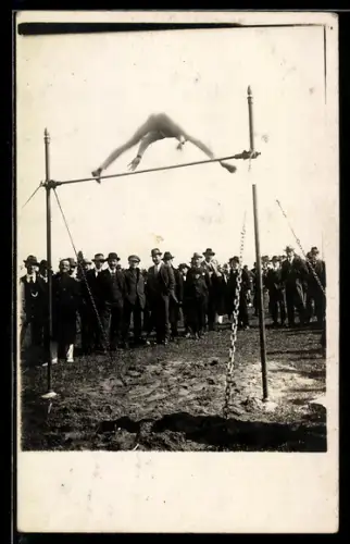 Foto-AK Turner zeigt eine Übung am Reck