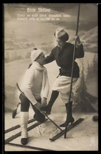 AK Mann hilft der Dame beim Anlegen der Skier