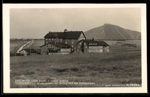 AK Wiesenbaude, Blick über die Almwiese mit Aussicht zur Schneekoppe