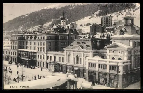 AK Davos, Kurhaus mit Geschäften und Passanten im Winter