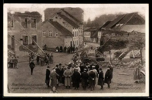AK Domnau, Marktplatz mit Leuten und zerstörte Häuser