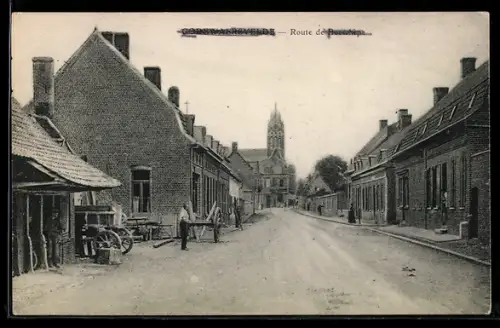 AK Godewaersvelde, Route de Boeschèpe, Strassenpartie mit Kirchblick