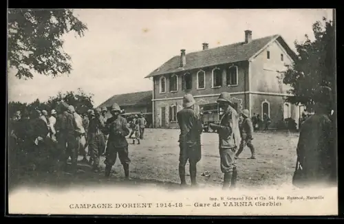 AK Varnia, La gare, Soldaten stehen vor dem Bahnhof