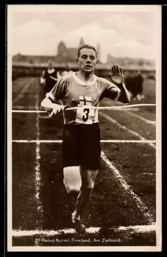 AK Schnappschuss von Olympio-Leichtathlet und Sieger Paovo Nurmo am Zielband