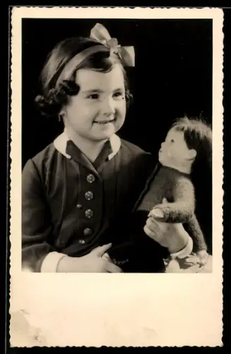 Foto-AK Junges Mädchen mit einer Käthe Kruse-Puppe im Portrait