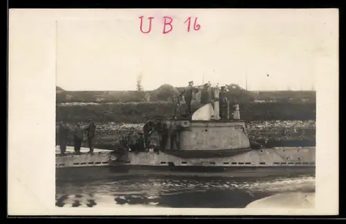 Foto-AK U-Boot UB 16 mit Besatzung