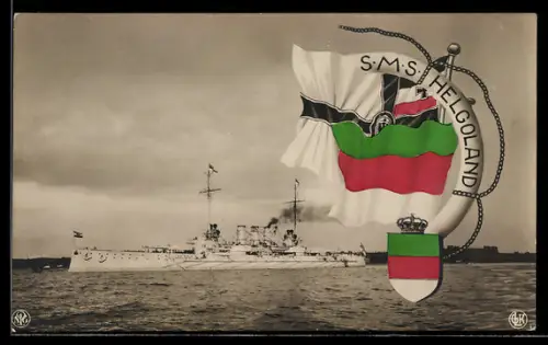 AK Kriegsschiff S.M.S. Helgoland in leichtem Tempo vor der Küste unterwegs, Reichskriegsflagge