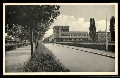 AK Neu-Isenburg, Hugenotten-Allee mit Postamt im Bauhausstil