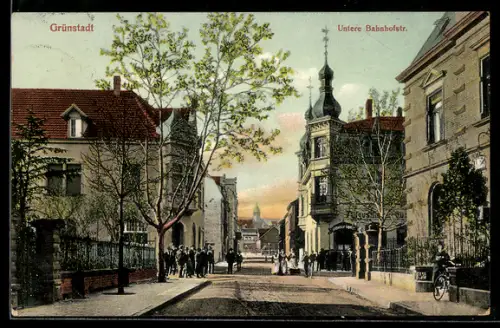 AK Grünstadt, Untere Bahnhofstrasse mit Augustiner-Gasthaus, Herrengruppe und Damen-Trio