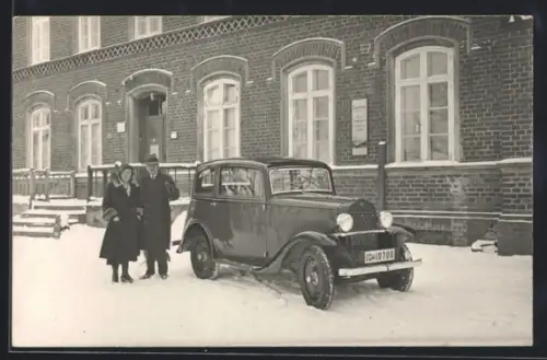 Foto-AK Auto Opel, Paar nebst PKW im Winter, Kfz-Kennzeichen: IC-19700
