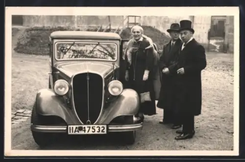 Foto-AK Auto Cabrio Wanderer W 235, Dame & Herren nebst PKW mit Kfz-Kennzeichen München