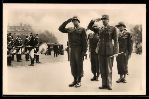 AK Paris, Le General Bradley et le General Koenig devant la tombe du Soldat Inconnu, Generäle salutieren