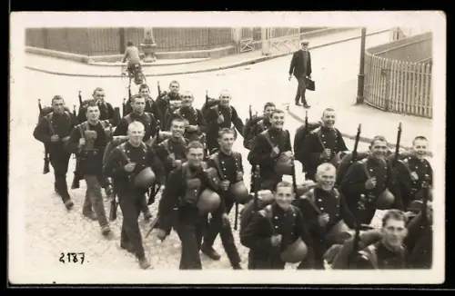AK Schweizer Soldaten in Uniform im Winter