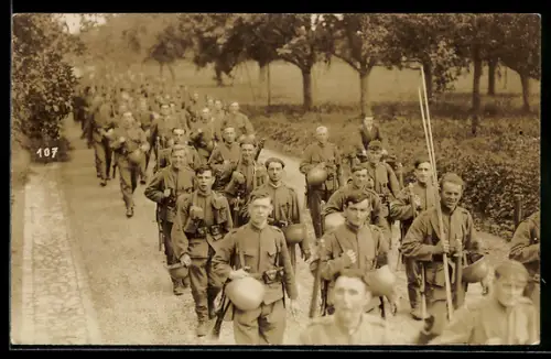 AK Schweizer Soldaten in Uniform mit Helmen