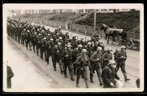 AK Schweizer Soldaten in Uniform mit Helmen