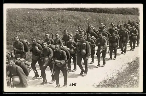AK Schweizer Soldaten in Uniform mit Helmen