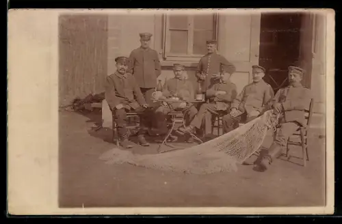Foto-AK Soldaten bem Reparieren von Netzen, Fischerei