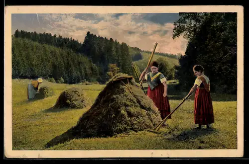 AK Bäuerinnen mit Rechen vor einem Heuhaufen, Landwirtschaft
