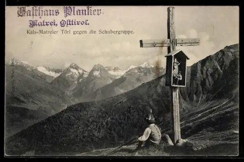 AK Kals-Matreier Törl gegen die Schobergruppe, Wanderer am Gipfelkreuz