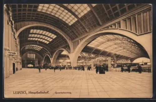 AK Leipzig, Hauptbahnhof, Querbahnsteig mit Reisenden