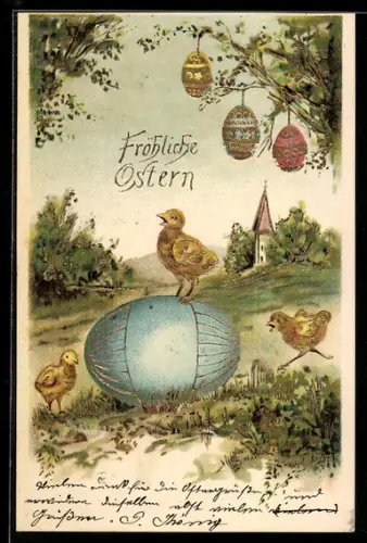 AK Osterküken mit blauem Osterei vor Ortschaft, Fröhliche Ostern